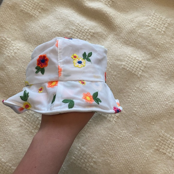 Cute lil bucket hat - Picture 2 of 2